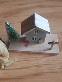 Sprzedam drewnianą dekorację domek z choinka + figorka zwierzęta