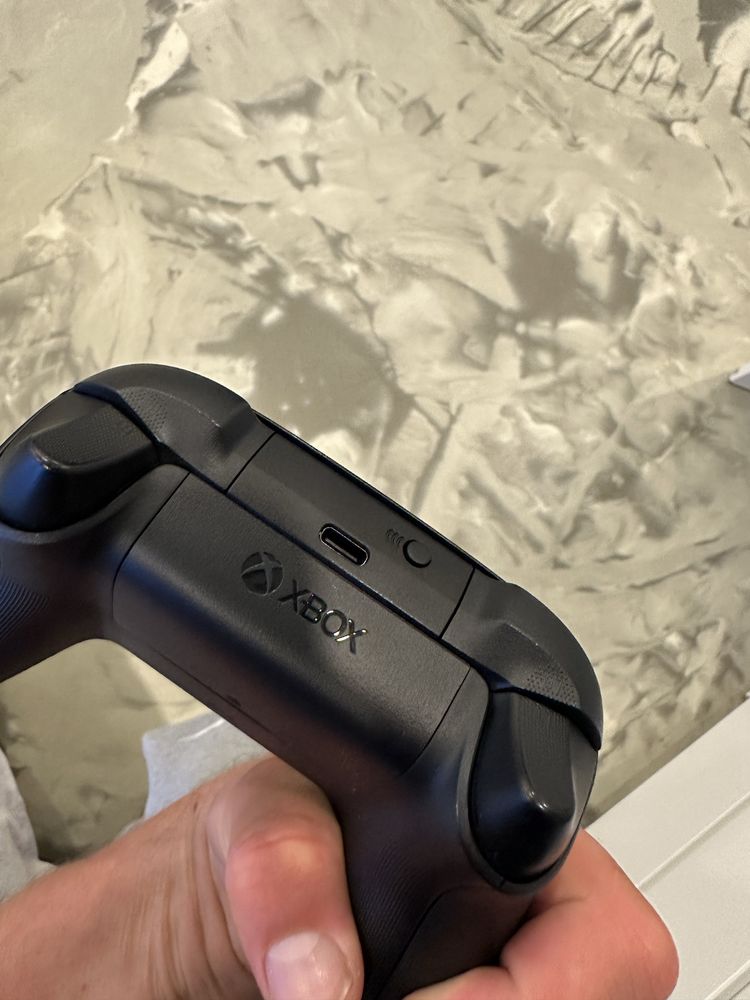 Xbox series x prawie jak nowy brak rys i sladów uzytkowania.