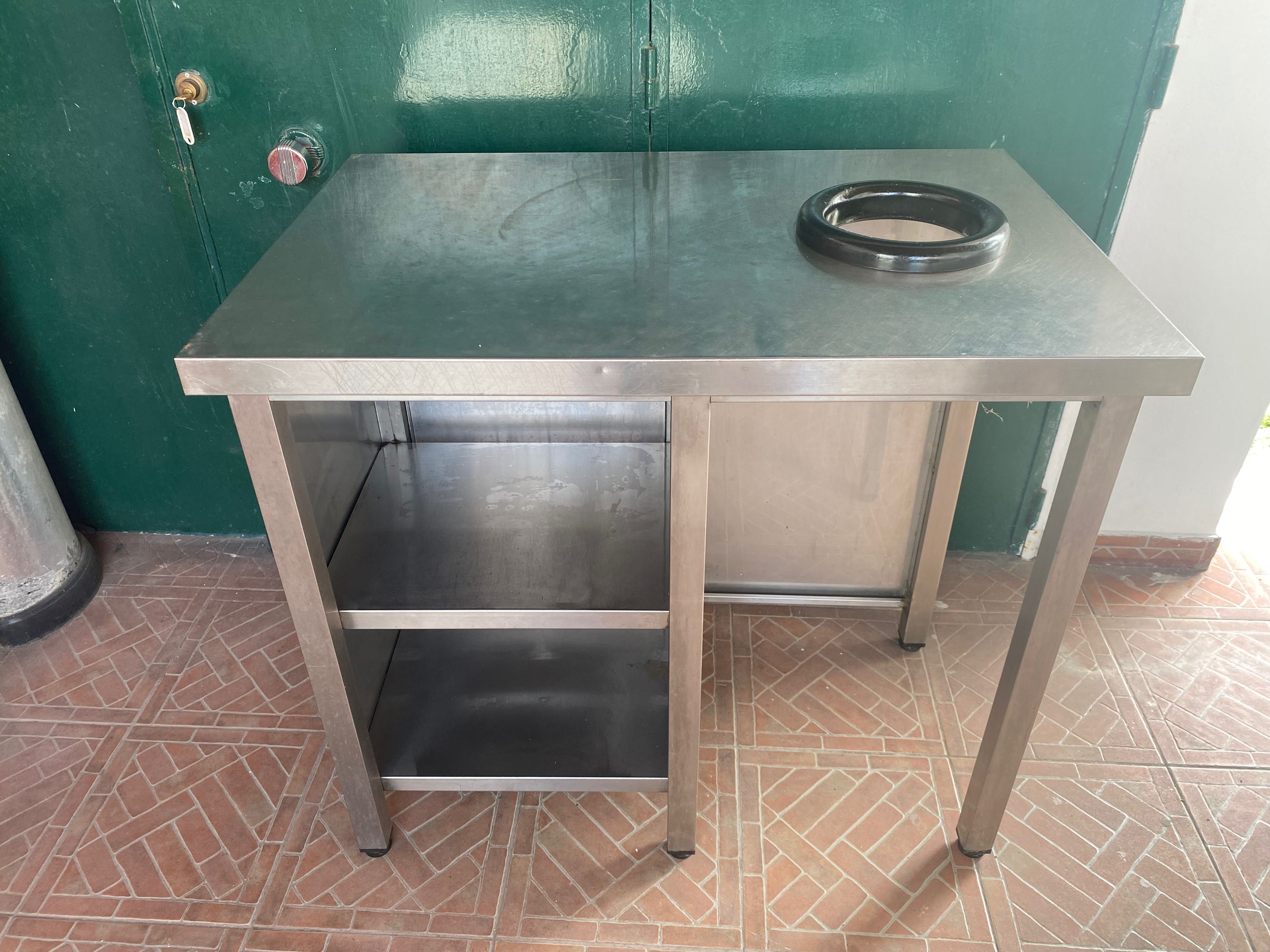 INOX Bancada com prateleiras e separador de resíduos
