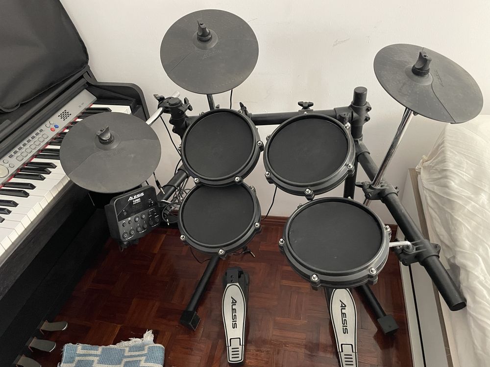 Bateria eletronica alesis