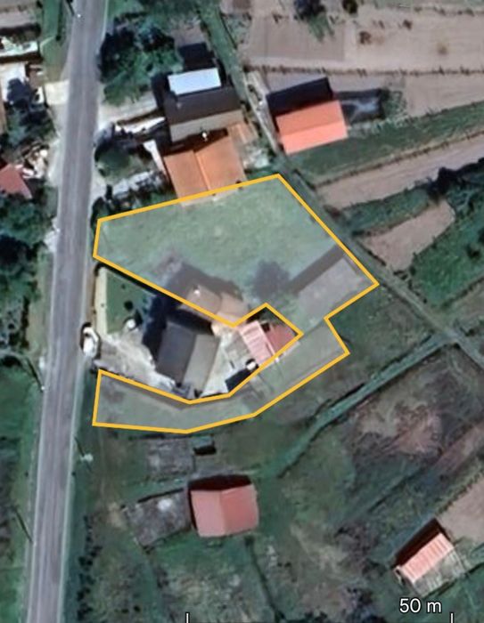 Terreno com construções