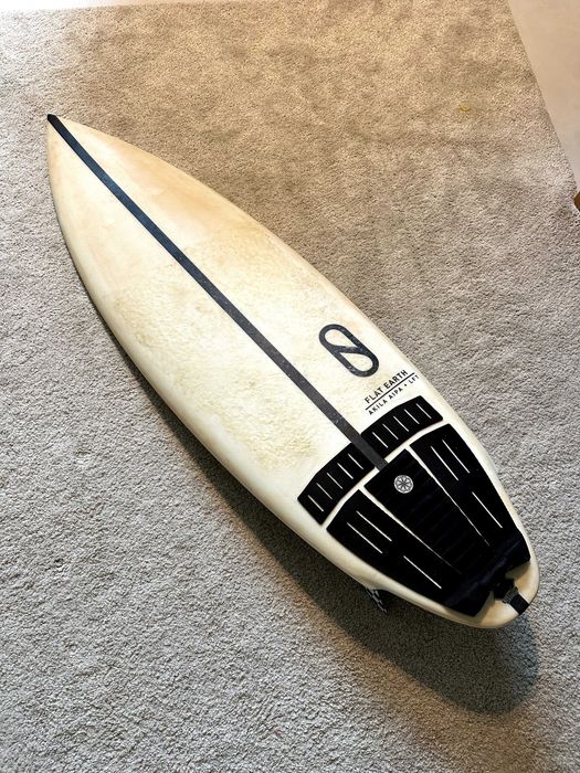 Prancha twin fin Slater Designs Akila Aipa modelo Flat Earth 5'5 25,9L
