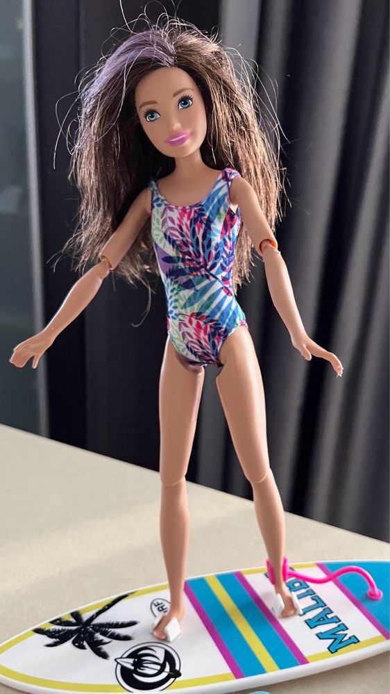 Barbie Skipper na desce Surferka
