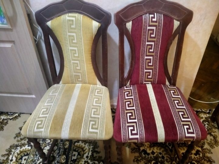 Стільці з червоного дерева