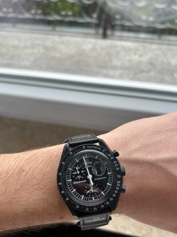Omega x Swatch SO33B700 Snoopy – Limitowana Edycja Nocnego Blasku