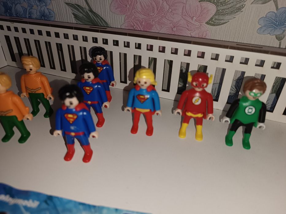 Кіндер іграшки з супергероями Playmobil