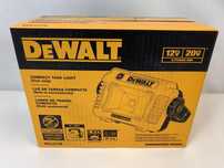 Мощный новый светодиодный фонарь DeWalt DCL077 на 2000Лм.