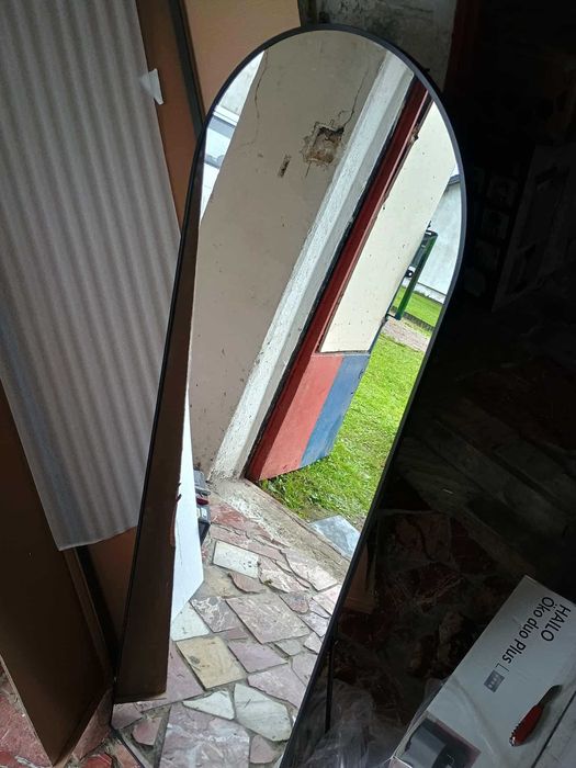 zakrzywione lustro stojące