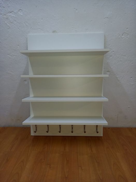 Półki. Biały panel wiszący.