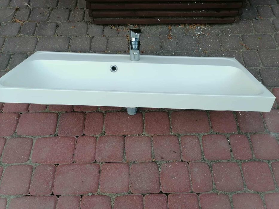 Umywalka łazienkowa z baterią