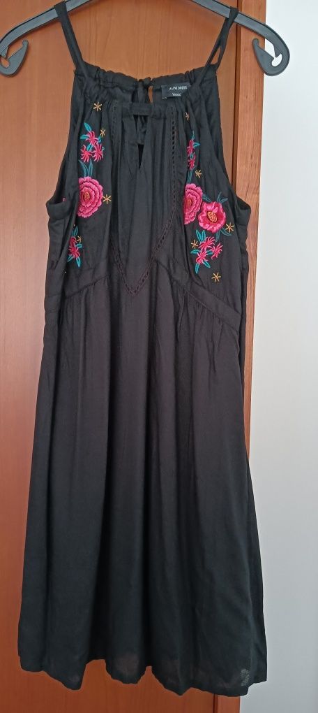 Vestido preto com bordados