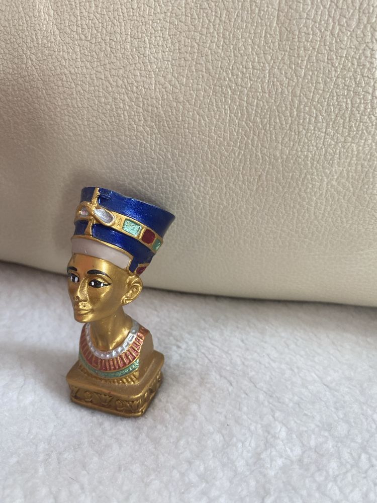Figurka Nefretete przywieziona  z Egiptu