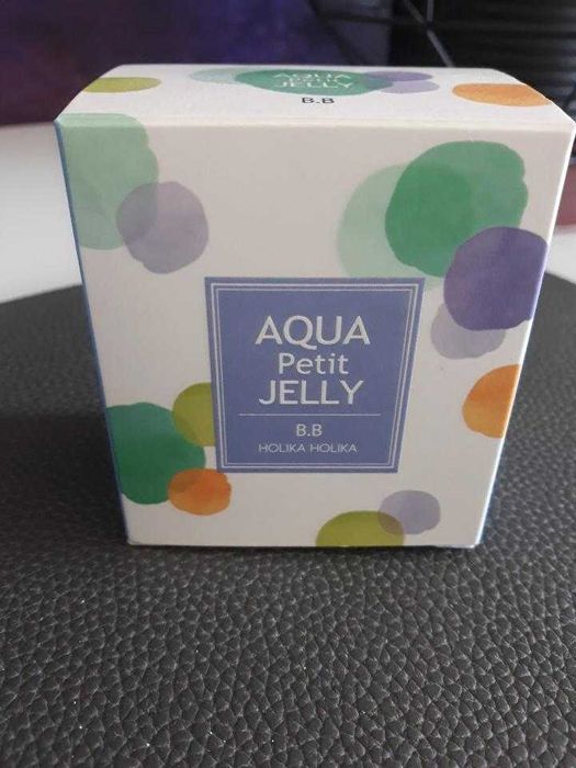 Nowy krem bb Aqua Jelly marki Holika Holika w zestawie z gąbeczką.