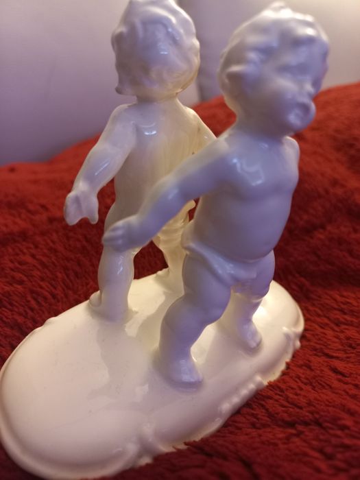 Tańczące putta-Herubiny-piekna figurkanstara sygnowana.