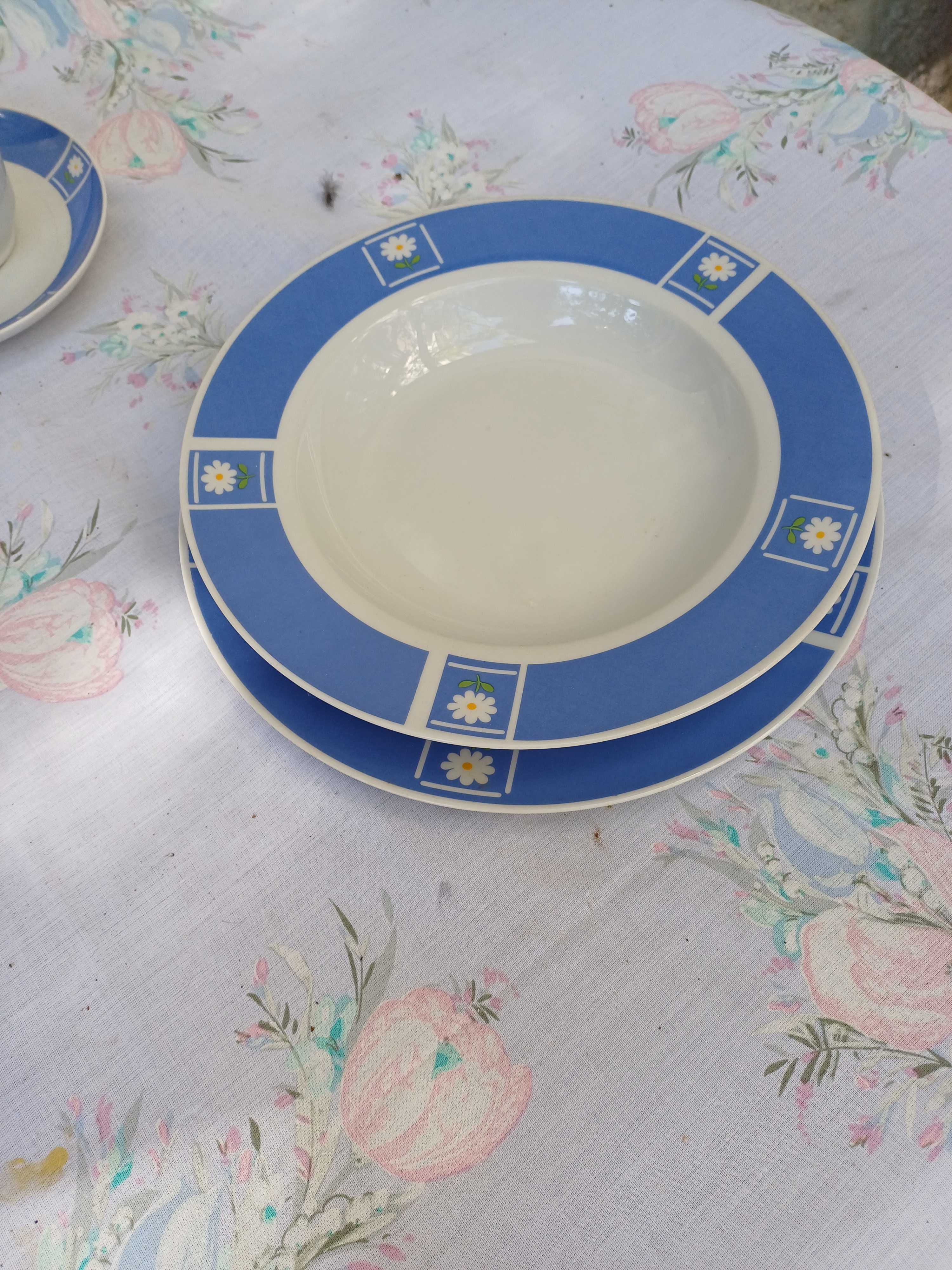 Conjunto de pratos e chávenas com muita classe