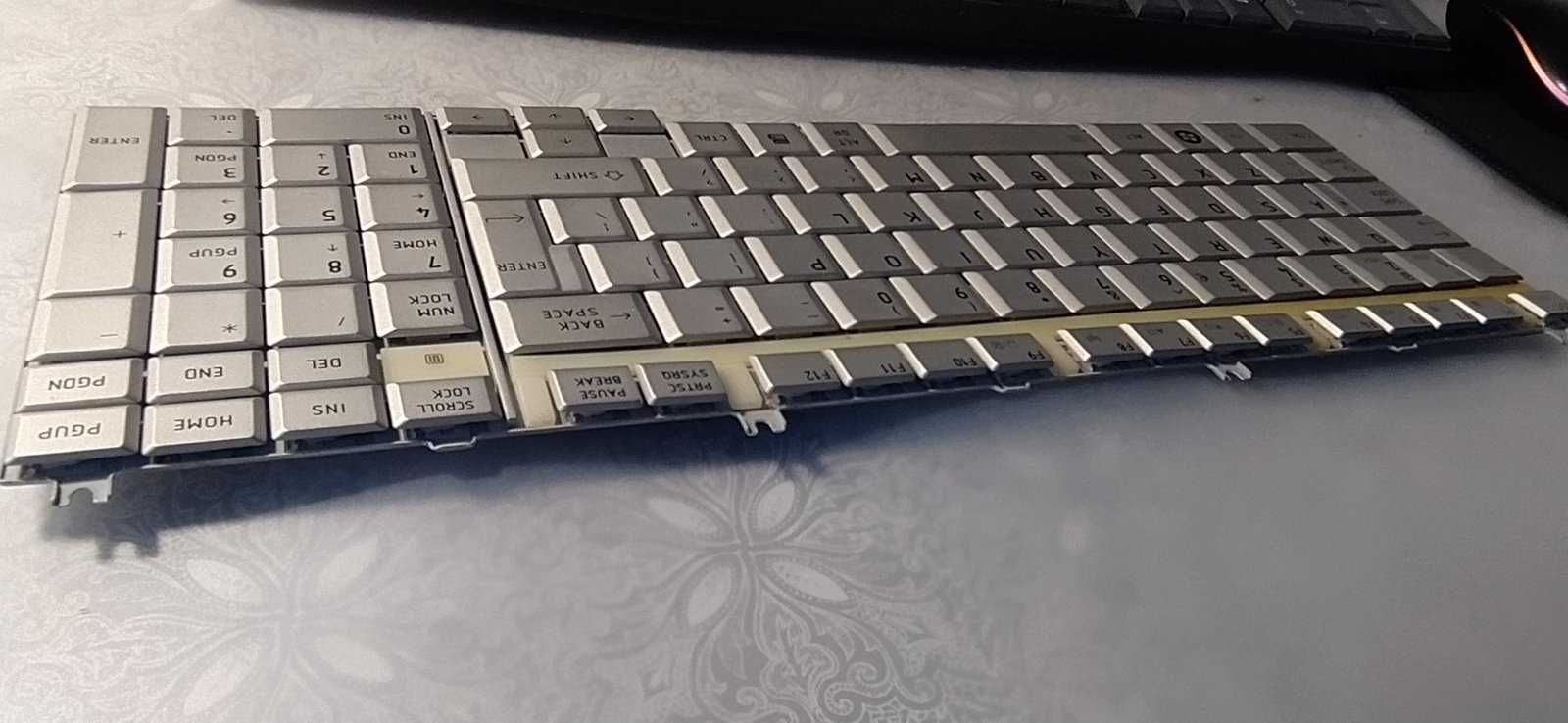 TOSHIBA Klawiatura srebrna  A500 L350 P200 MP-06876U4