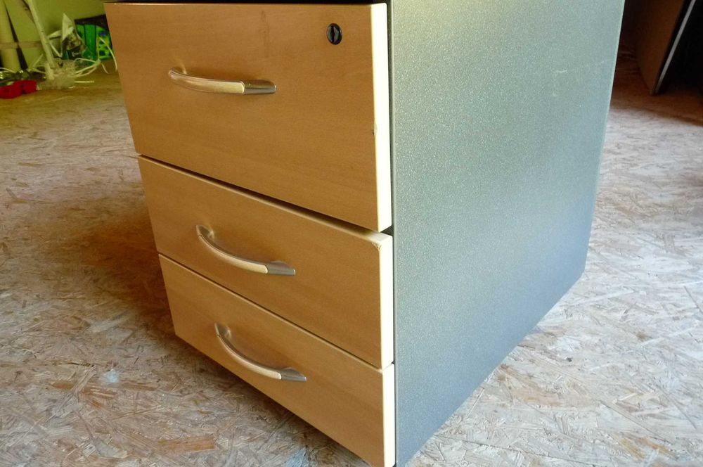 WYPRZEDAŻ/ PRZEPROWADZKA solidna metalowa szafka biurowa