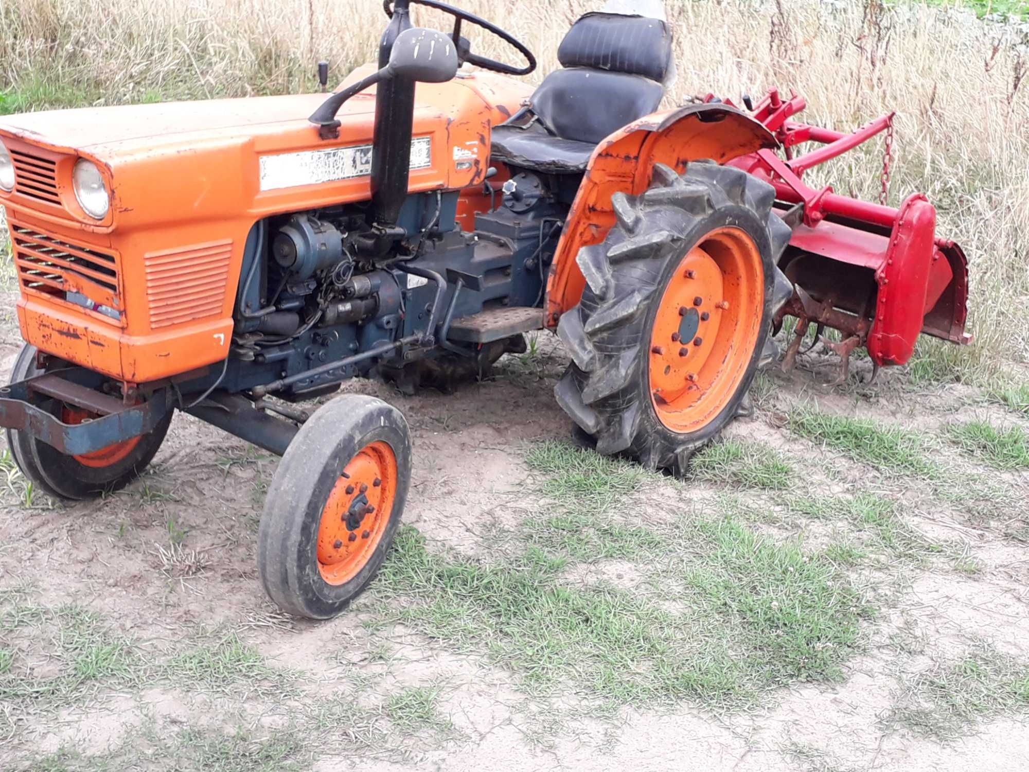 trator agricola marca KUBOTA L-1500 com frese