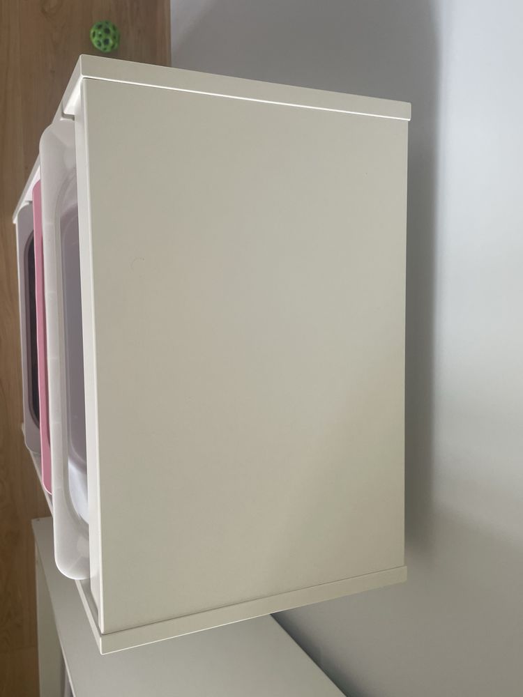 Regal szafka biala trofast Ikea z pojemnikami pudelkami