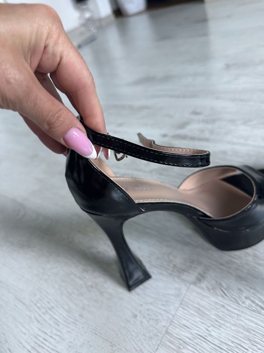 Czarne sandały na platformie – elegancja i wygoda w jednym kroku!