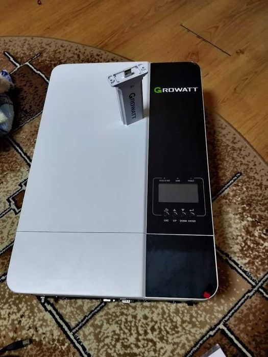 Гібридний інвертор Growatt SPF 5000es