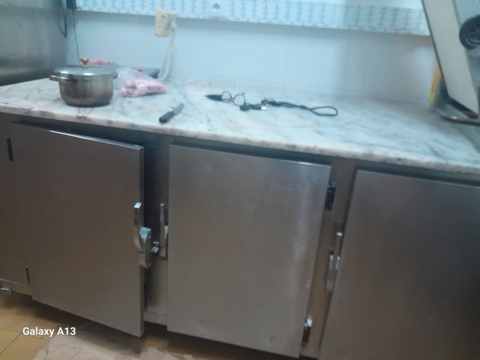 Vendo bancada de frio  completa vai com 30 tabuleiros semi novos