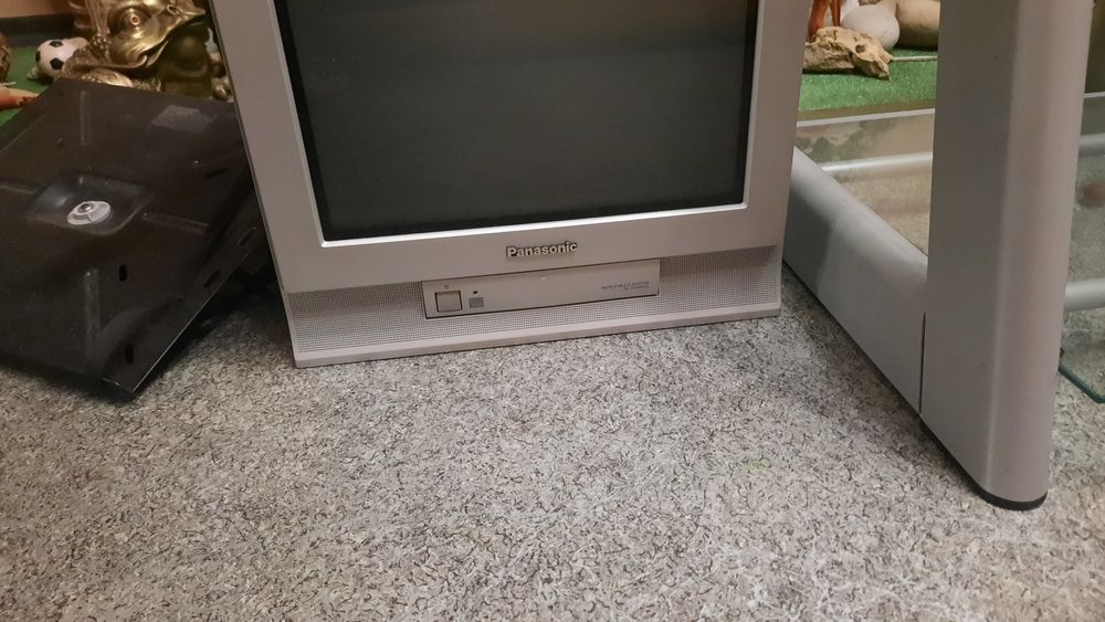 Маленький телевизор с подставкой