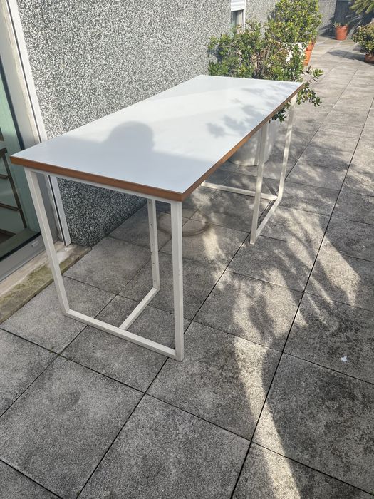 Mesa de escritorio com armario