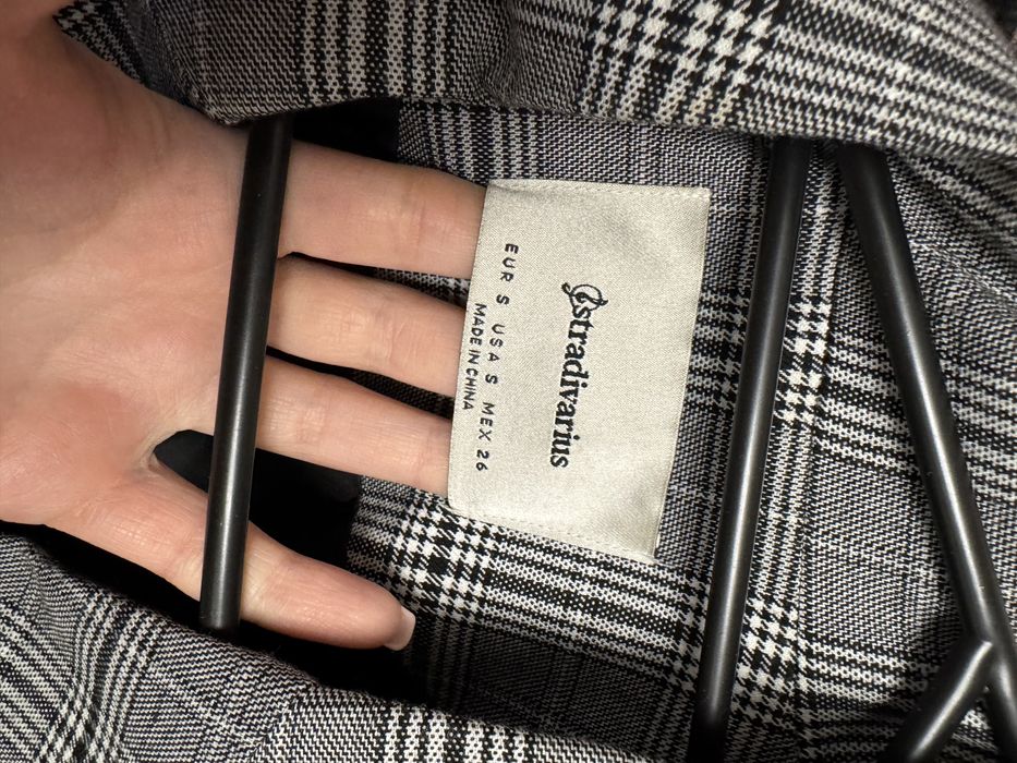 Сірий піджак в клітинку