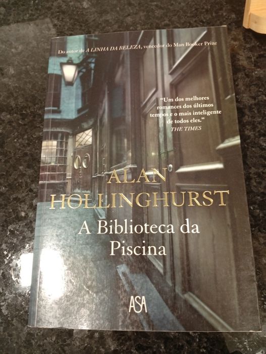 Vendo o livro "A Biblioteca da Piscina", de Alan Hollinghurst
