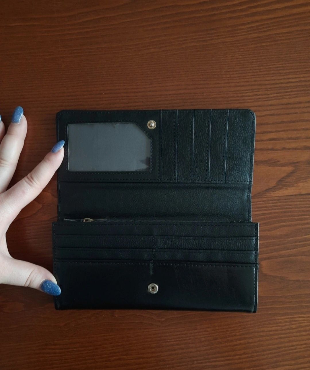Duży czarny portfel