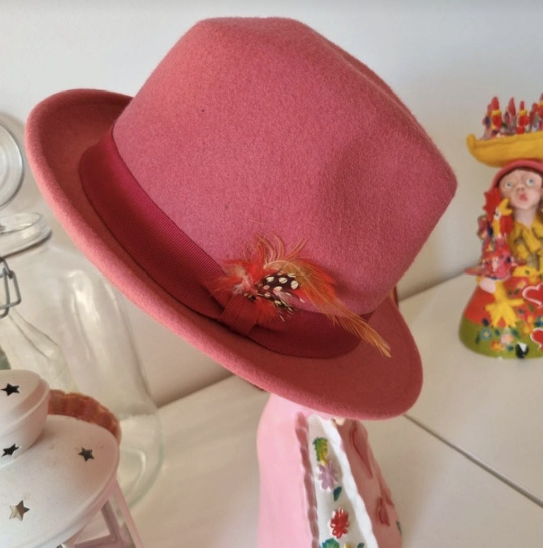 Chapéu rosa escuro. Pura lã