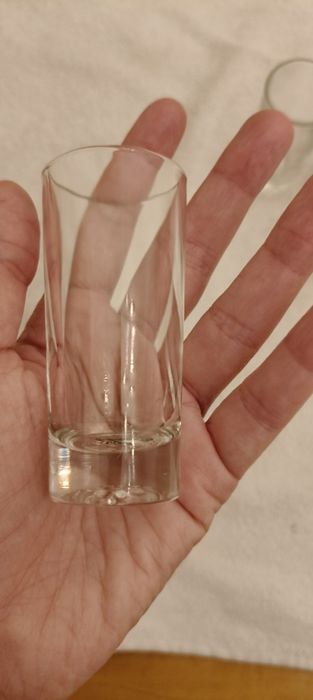 Caixa com copos de licor