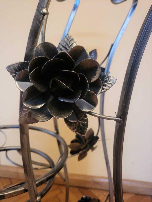 Śliczny kwietnik metalowy na 3 doniczki z motywami róży.