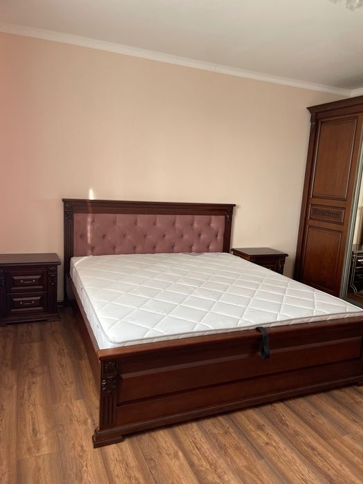 Ліжко з дерева ясен