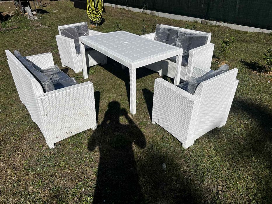 Zestaw mebli ogrodowych plastikowe (uszczerbione)