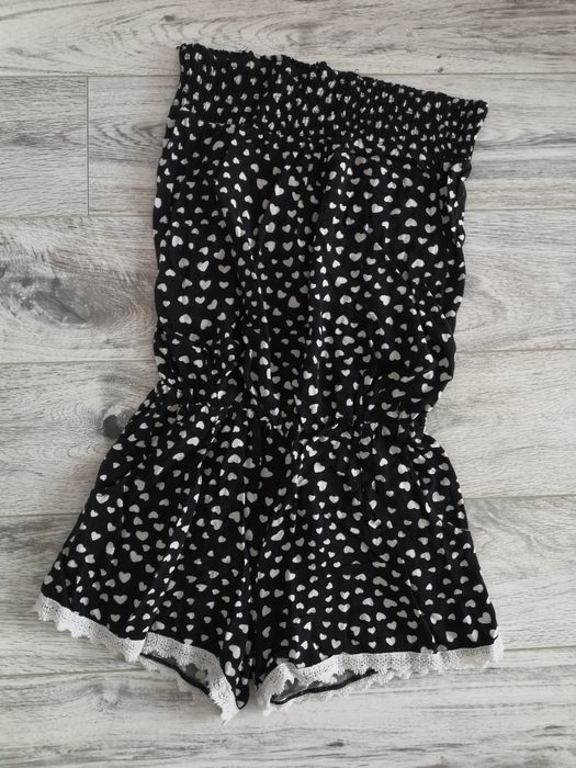 Stella krótki elastyczny kombinezon odkryte ramiona biała koronka.