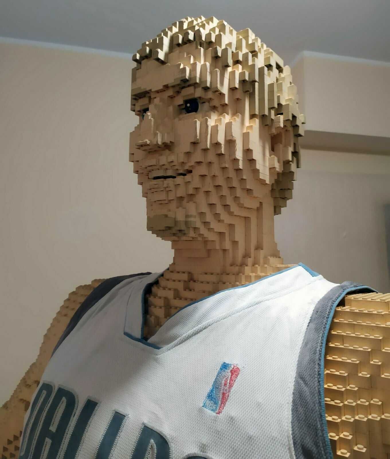 Dirk Nowitzki figura LEGO rzeczywisty rozmiar