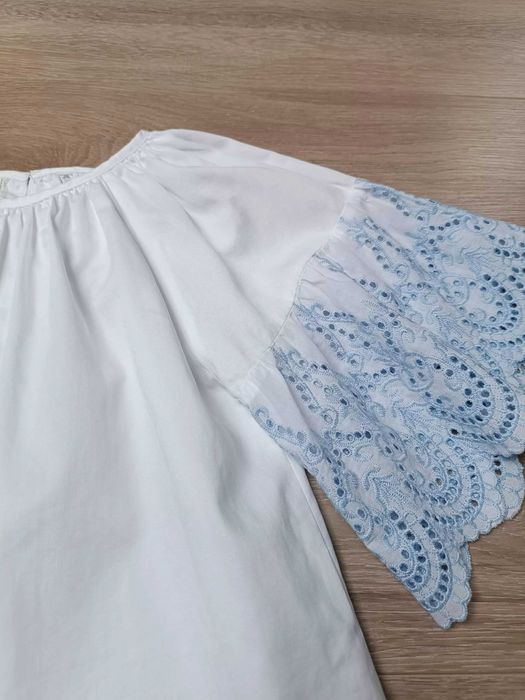 Biała bluzka rozkloszowana krótki rękaw niebieski haft angielski 128