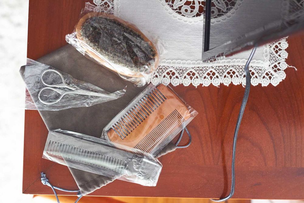 Pente de barba, tesoura, escova e bolsa