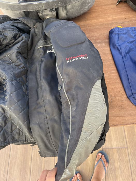 Capacetes, blusão e mala para mota