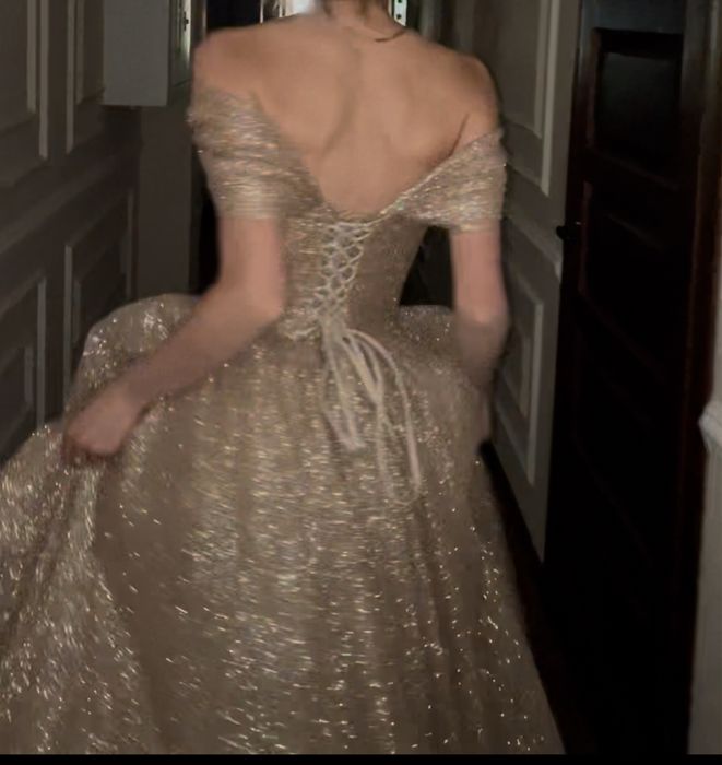 Пишна випускна сукня