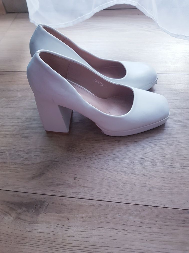 Buty damskie na platformie,  na grubych obcasach marki Diamantique