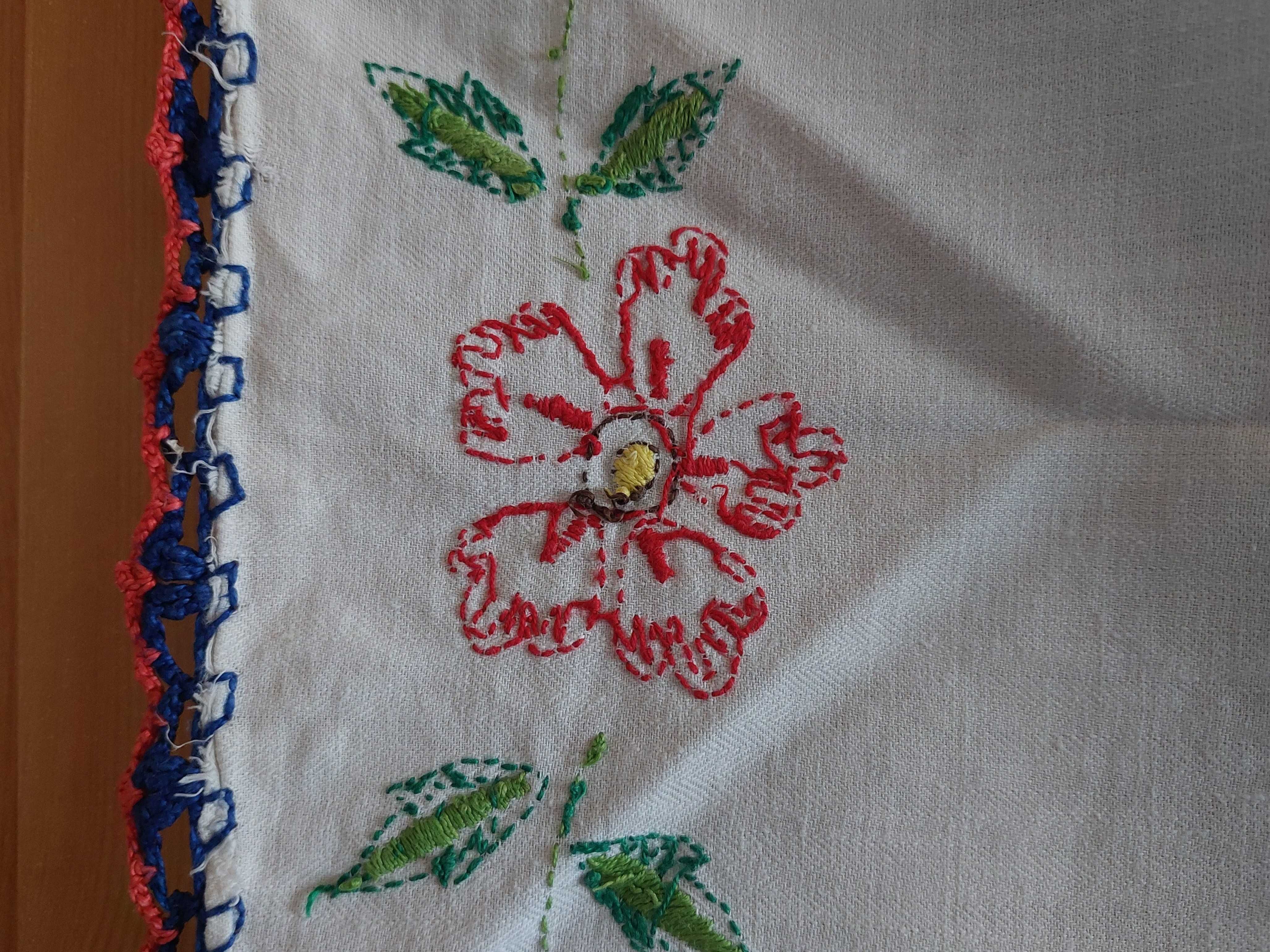 Ręcznie haftowana makata (kwiatki i niebiesko-czerwone obramowanie)