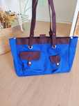 Bolsa azul e castanha