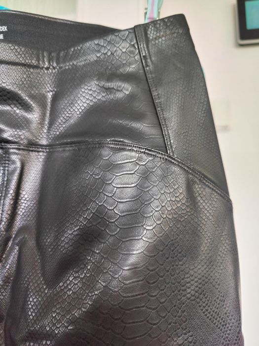 Legginsy na cienkim polarze z wężowej eko skóry.