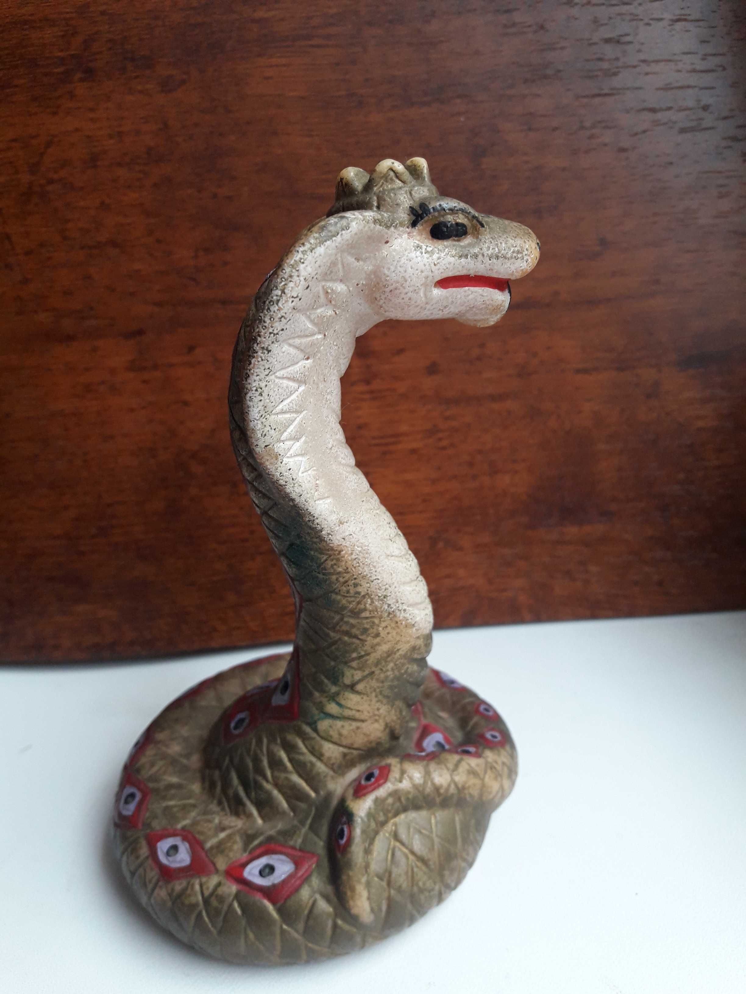 Игрушка королевская кобра с пищалкой.