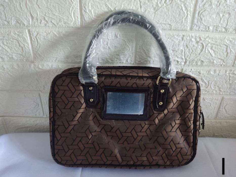 Mala de Senhora com espelho na frente