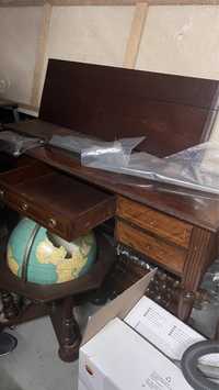 Escrivaninha de madeira