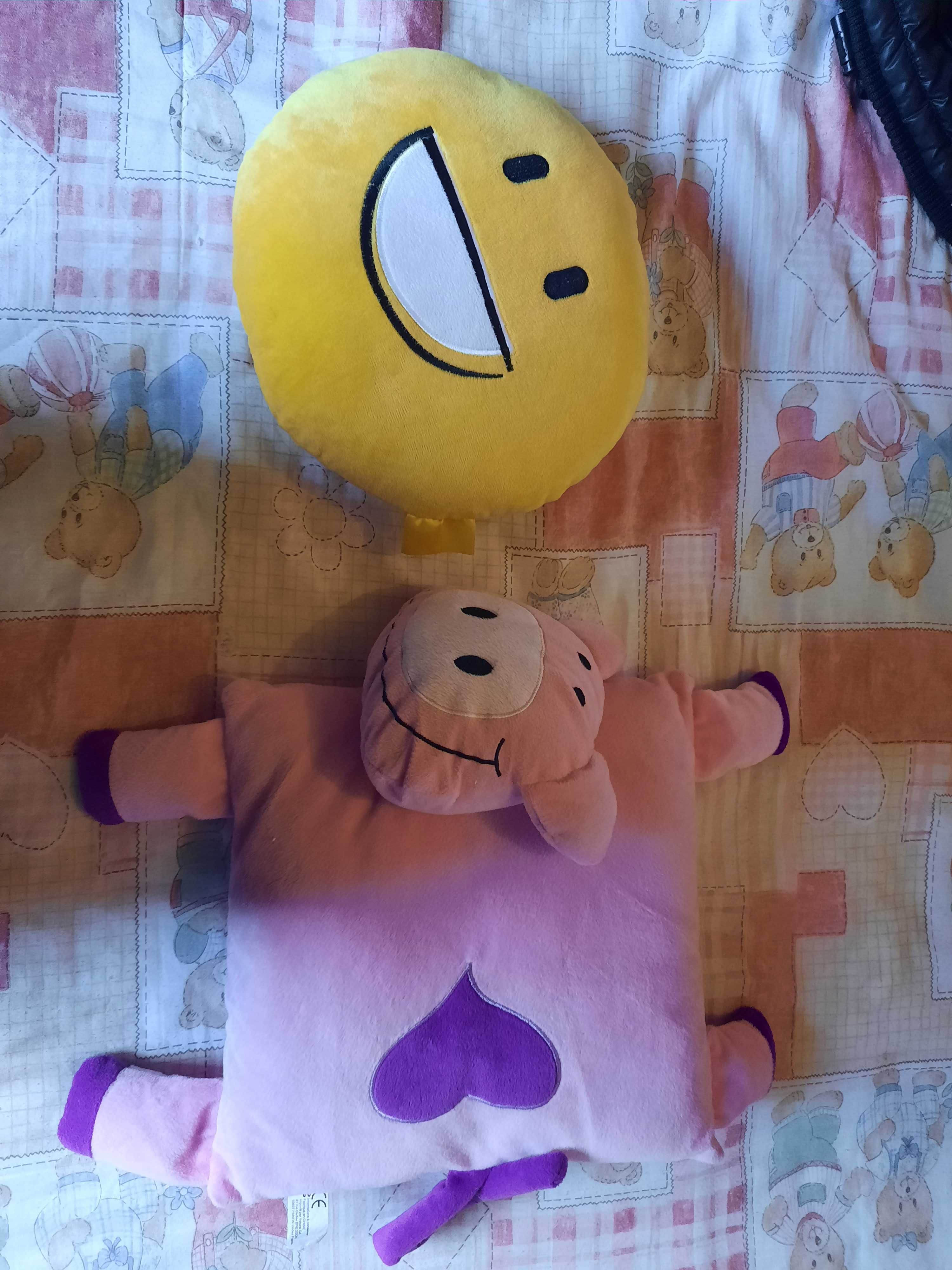 2 almofadas peluche emogi e porquinho